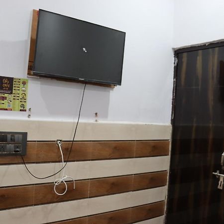 K.D.Dham Near Prem Mandir1 Hotel Vrindavan Ngoại thất bức ảnh