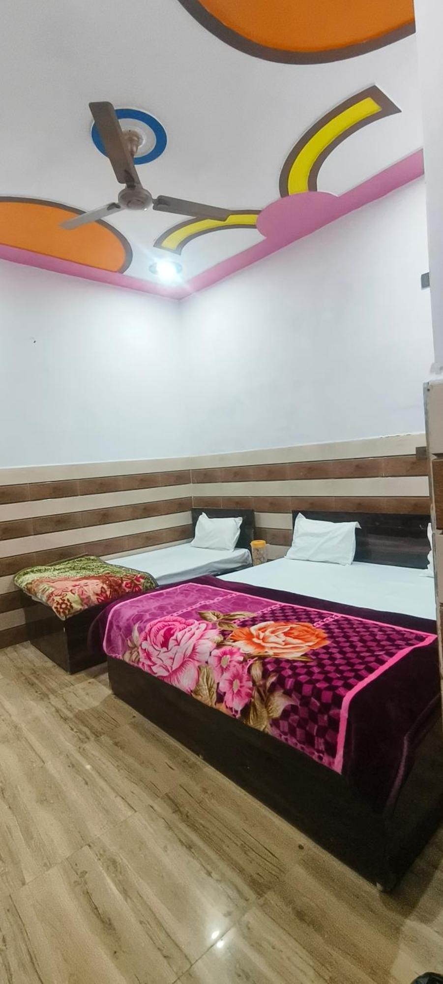 K.D.Dham Near Prem Mandir1 Hotel Vrindavan Ngoại thất bức ảnh