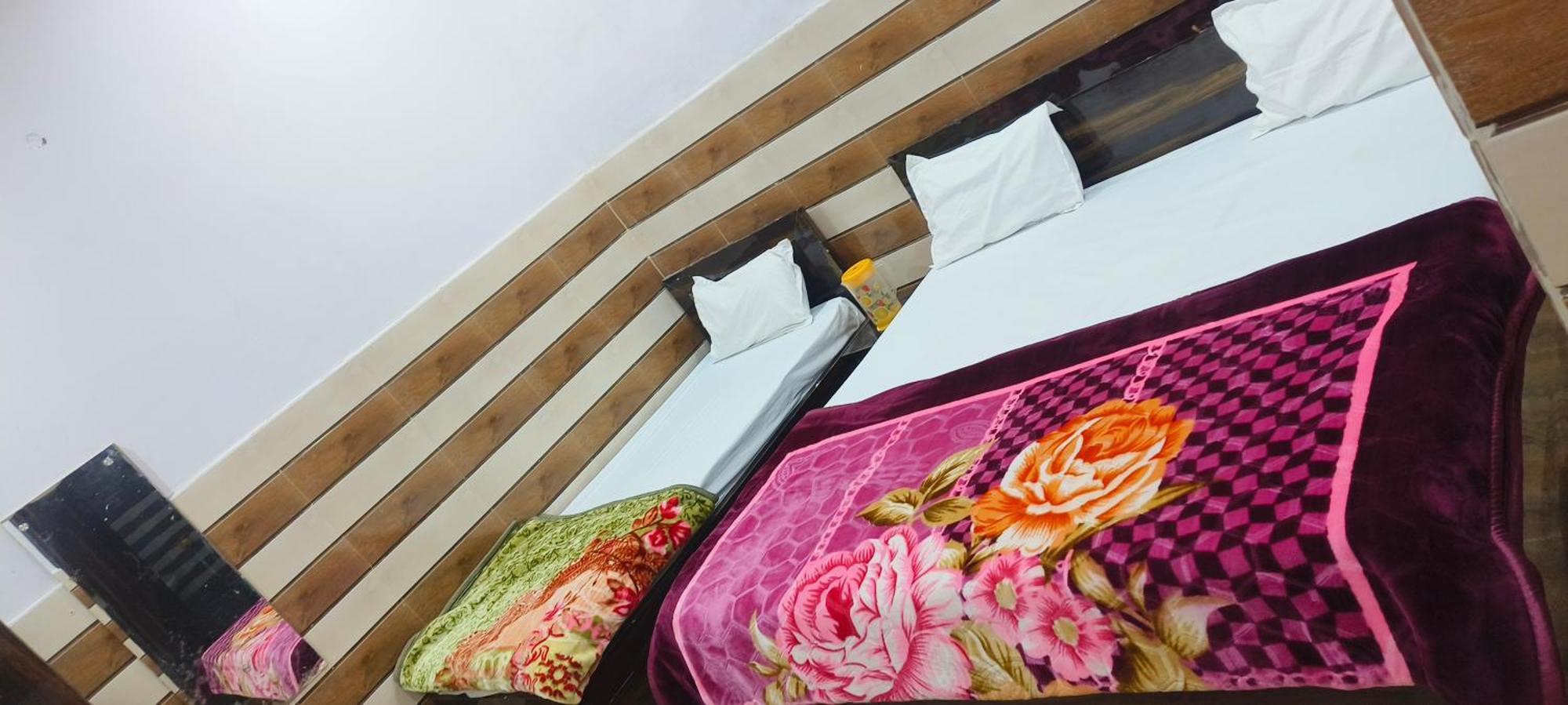 K.D.Dham Near Prem Mandir1 Hotel Vrindavan Ngoại thất bức ảnh