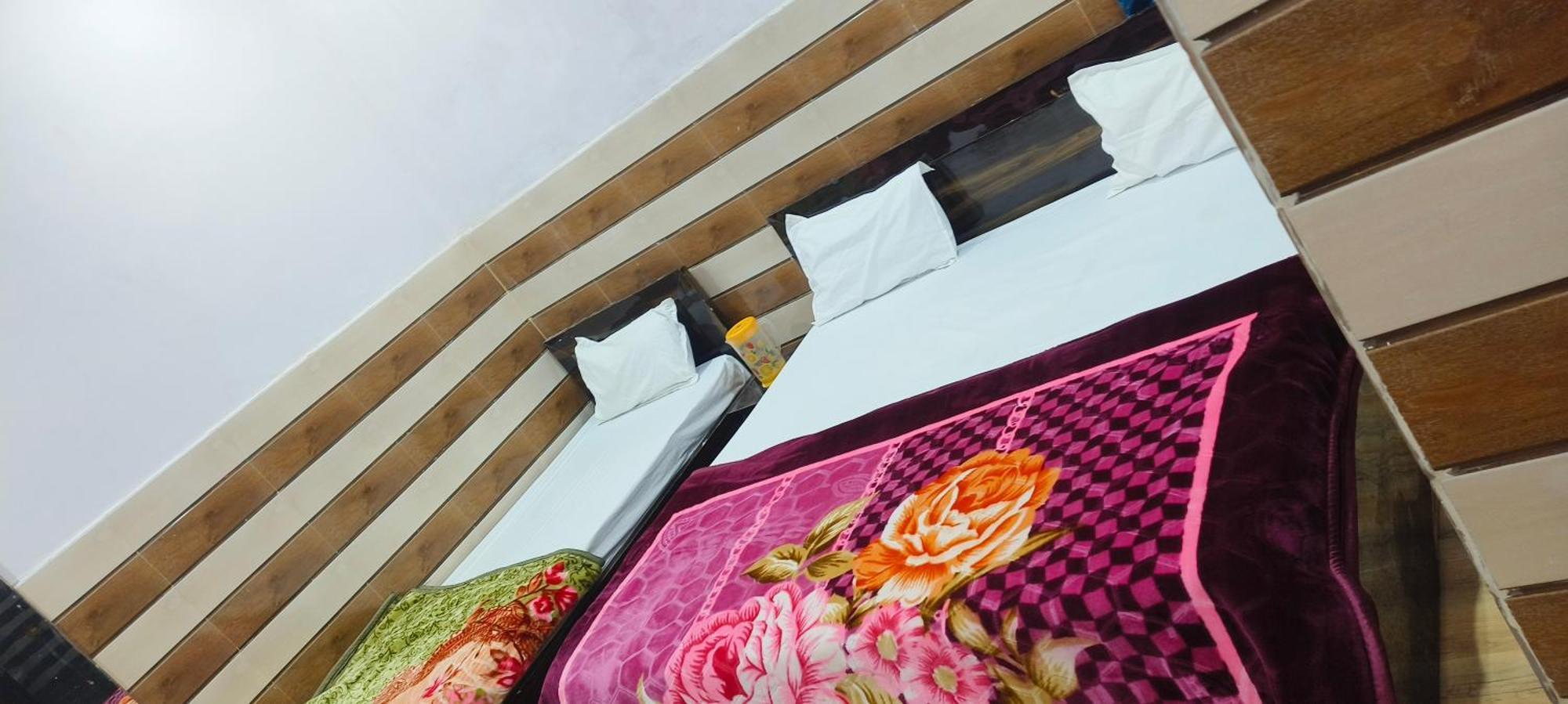 K.D.Dham Near Prem Mandir1 Hotel Vrindavan Ngoại thất bức ảnh