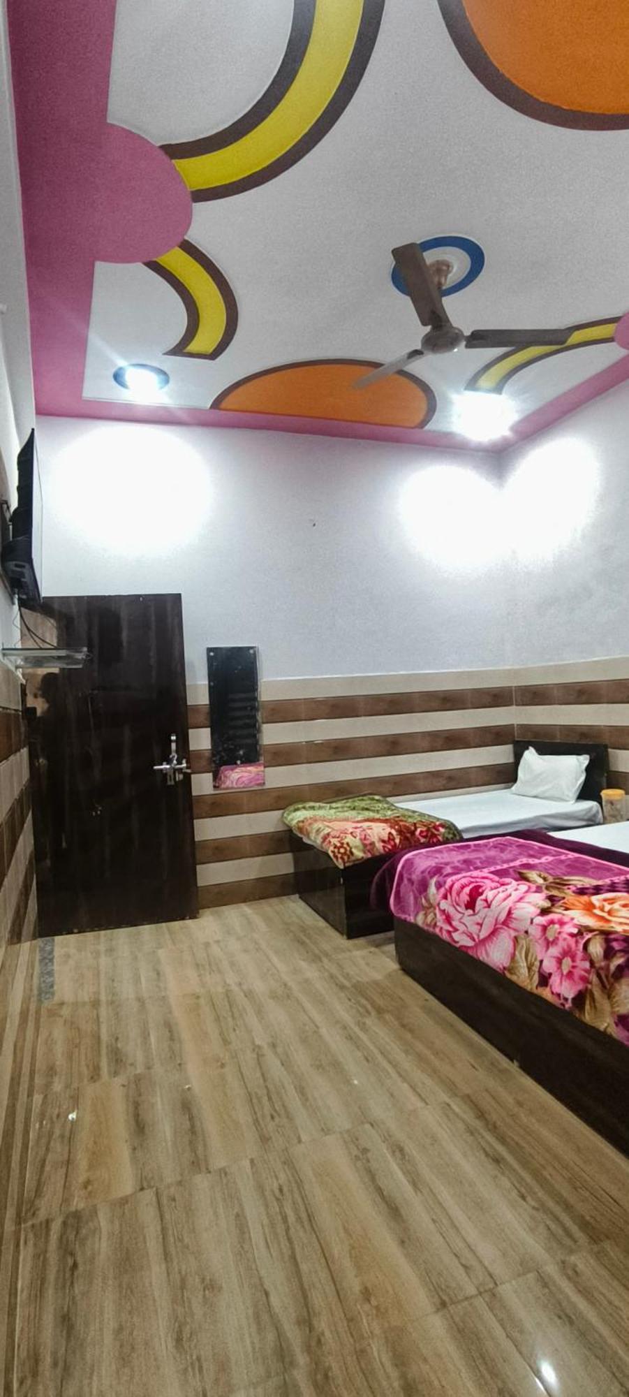 K.D.Dham Near Prem Mandir1 Hotel Vrindavan Ngoại thất bức ảnh