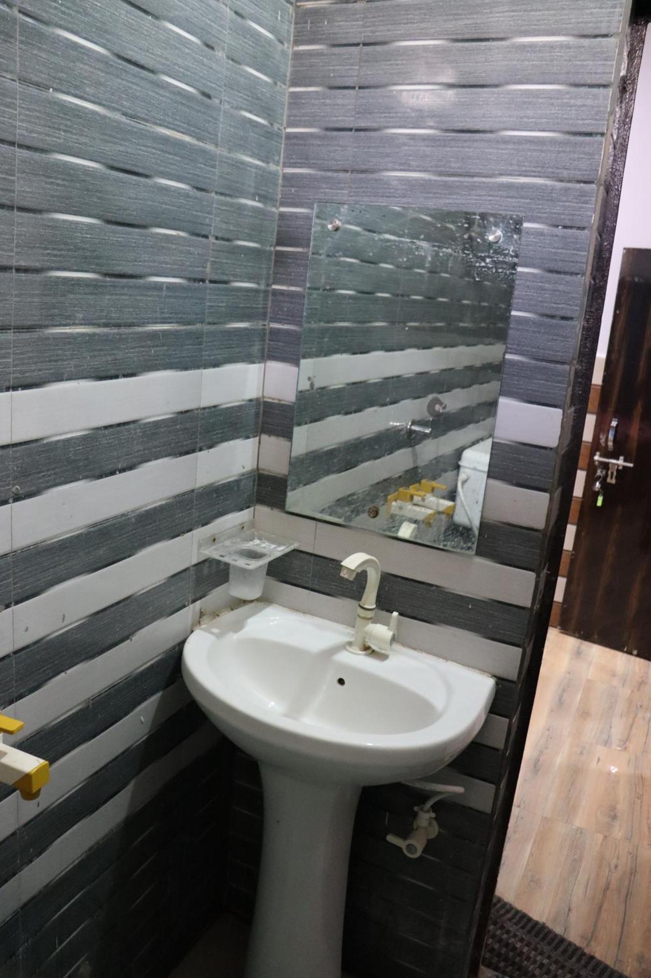 K.D.Dham Near Prem Mandir1 Hotel Vrindavan Ngoại thất bức ảnh